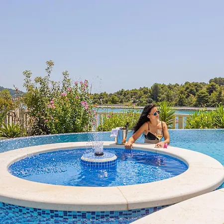 Perla Beach Resort 4*
